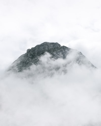 白云下的黑白山